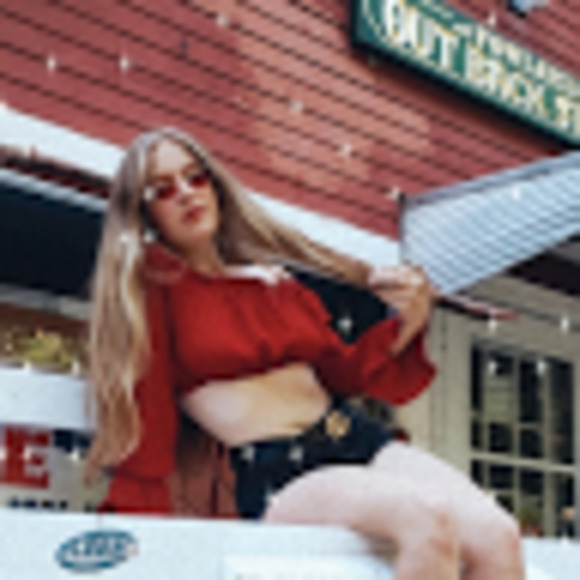 Meet your Posher, Kylee - Picture 1 of 1